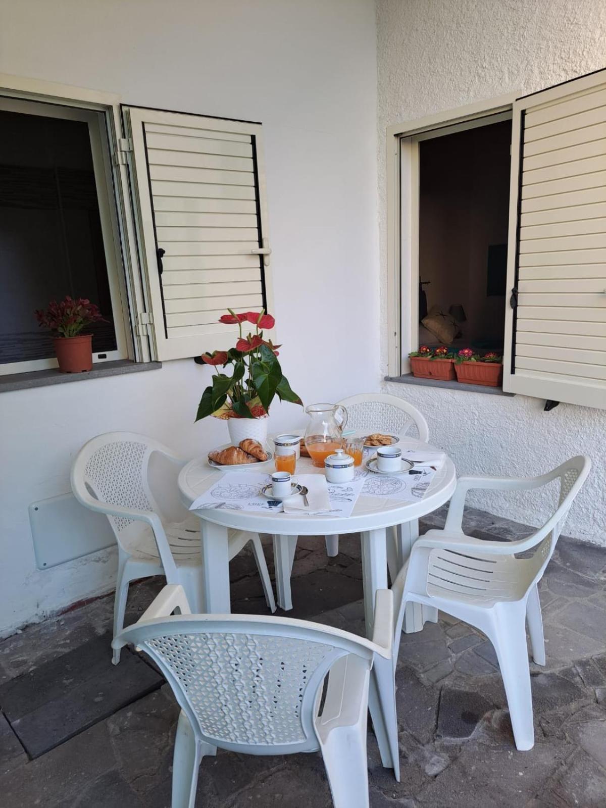 Lungomare Chess Apartment S'archittu Bagian luar foto