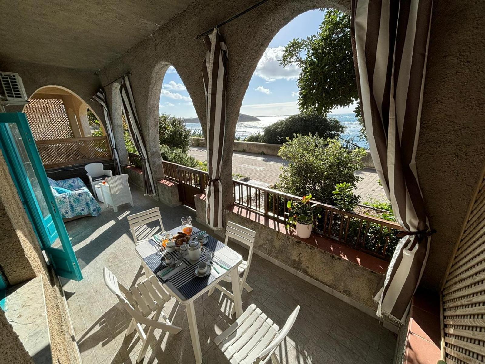 Lungomare Chess Apartment S'archittu Bagian luar foto